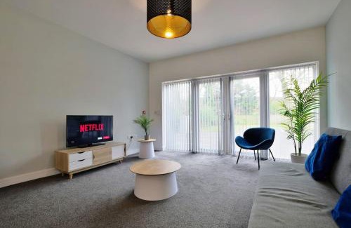 Salford Apartment | FREE PARKING - Spacious 2-BR close to Salford Royal