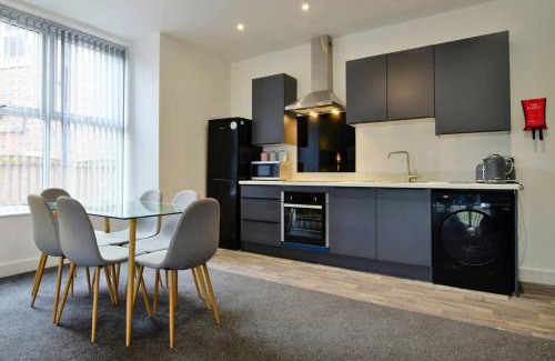 Salford Apartment | FREE PARKING - Spacious 2-BR close to Salford Royal