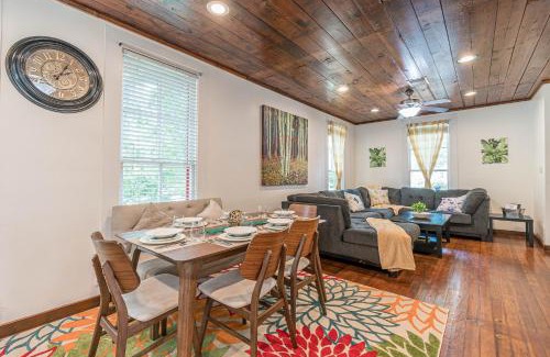 Mahncke Park House | Free parking, Walk to Botanical Garden, PS4, Grill, Private fenced backyard, Pets allowed