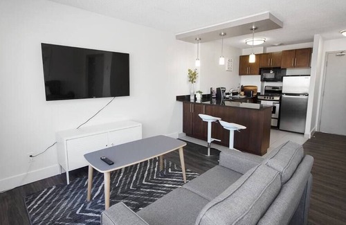 Downtown Winnipeg Apartment | Free Parking & Wi-Fi! Luxury Studio Suite