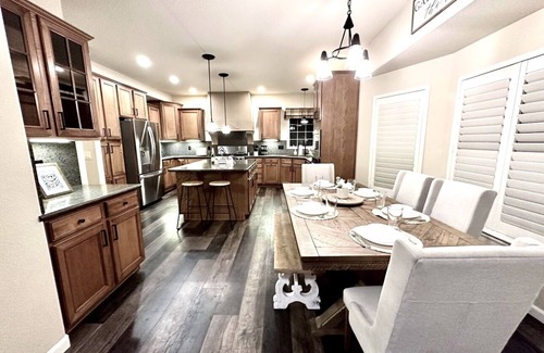 Monument House | FREE Pizza|Arcade|Open Space|Mnt Views|3 K-Beds