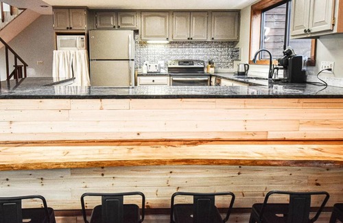 Mount Jackson House | Free Resort Passes - Hot Tub - Sauna - Views - Fast Wi-Fi - Pet Friendly