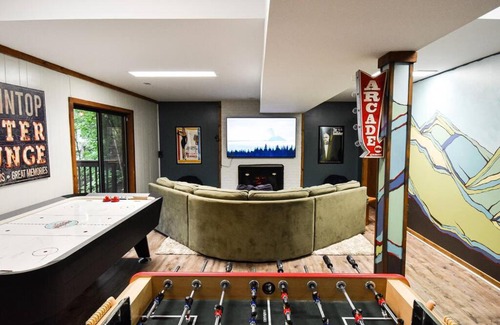 Mount Jackson House | Free Resort Passes - Hot Tub - Sauna - Views - Fast Wi-Fi - Pet Friendly