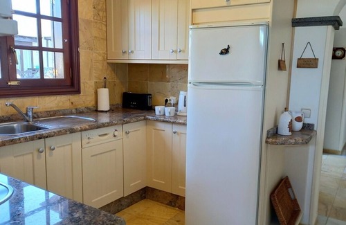 Montana Roja Villa | FREE WIFI, BBQ, UKTV & minutes to fantastic restaraunts of Faro Park