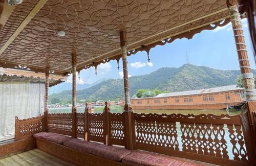 Dal Lake Boat Rental | Freedom Accommodation and transportation