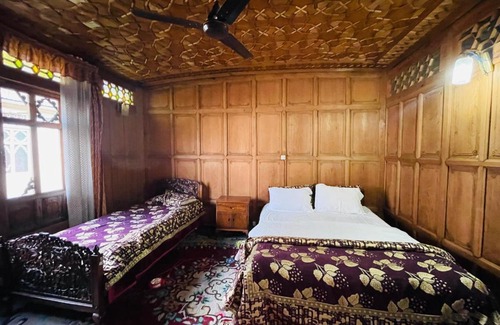 Dal Lake Boat Rental | Freedom Accommodation and transportation