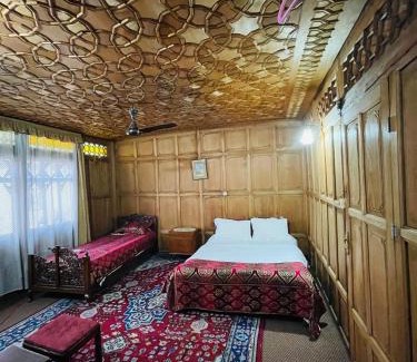 Dal Lake Boat Rental | Freedom Accommodation and transportation