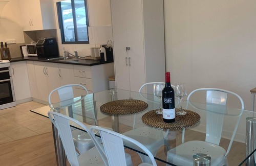 Kingscote Apartment | Fresh, beachy, comfy 2 bedroom apartment in Kingscote on Kangaroo Island (U1)