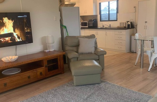 Kingscote Apartment | Fresh, beachy, comfy 2 bedroom apartment in Kingscote on Kangaroo Island (U1)