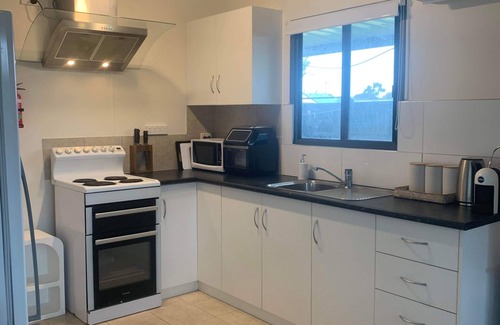 Kingscote Apartment | Fresh, beachy, comfy 2 bedroom apartment in Kingscote on Kangaroo Island (U1)