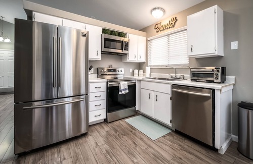 St. Peters House | Fresh & Modern Home-Away-From-Home Near St Charles