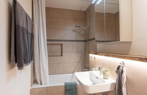 Saanen Apartment | Fresh & Simple near Gstaad