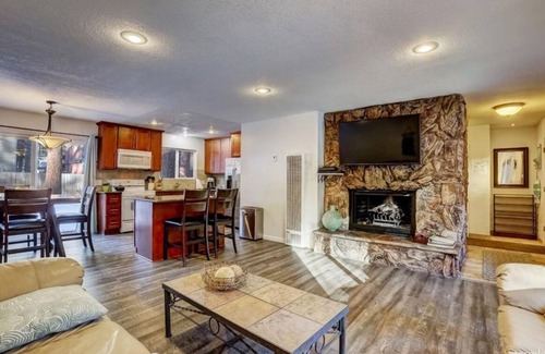 Al Tahoe Cabin | Freshly remodeled lake house in the heart of Tahoe
