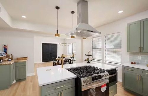 Jefferson House | Freshly Renovated - 5 BR Historic Home Near DT