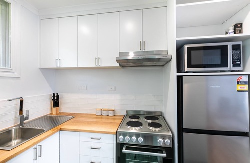 Ocean Grove Apartment | Freshly Renovated! 600m to Main Beach w/carport