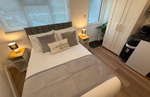 Woodley Apartment | Freshly renovated & cozy w free secure parking