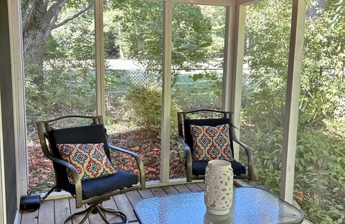 Ludington Cottage | Freshwater Cottage - Across from Lake Michigan and minutes from Bass Lake