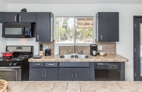 Raisin House | Fresno House| 3 Bed/2 Bath | Large Backyard | 1/2 mile to 41 hwy!