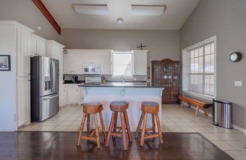 Calera House | Friede's Hideaway - The perfect retreat with a private pond, hot tub & much more