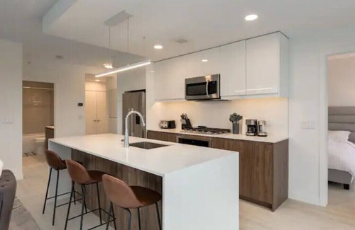 Sunnyside Condo | *Friendly* City Suite in Kensington *2bed+2Bath*