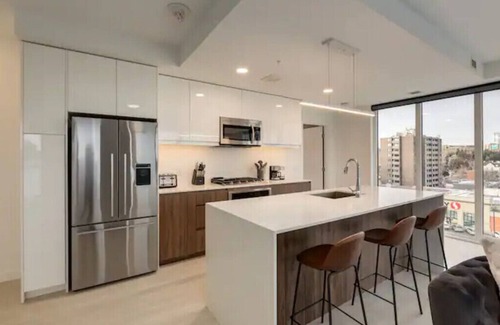 Sunnyside Condo | *Friendly* City Suite in Kensington *2bed+2Bath*
