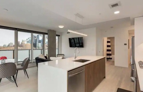 Sunnyside Condo | *Friendly* City Suite in Kensington *2bed+2Bath*