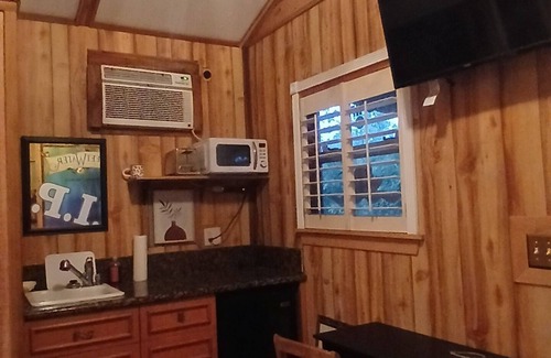 Mayo Cabin | Friendly's river retreat #1 cozy couples cabin in awesome Mayo with WiFi,