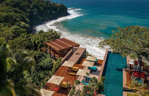 Lo de Marcos House | Friends and Family Gulf Getaway! Outdoor Pools, Beachfront, Free Parking!