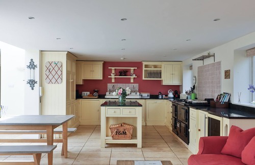 Burford Cottage | FRIESLAND COTTAGE, pet friendly, with open fire in Burford