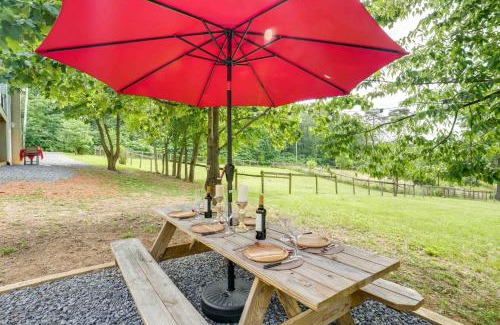 Front Royal Apartment | Front Royal Studio with Mtn Views and Brick Oven