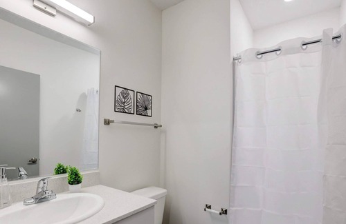 Downtown Lincoln Apartment | Frontdesk | 1 BR Apt by University of Nebraska