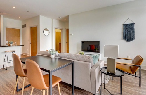 Yankee Hill Apartment | Frontdesk | 1 BR Apt by Fiserv Forum