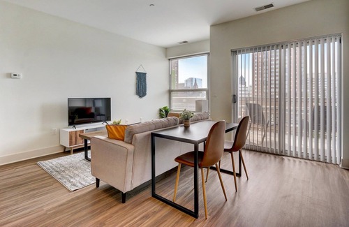 Yankee Hill Apartment | Frontdesk | 1 BR Apt by Fiserv Forum