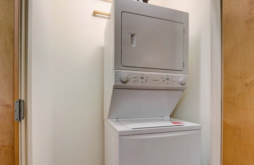 Yankee Hill Apartment | Frontdesk | 1 BR Apt by Fiserv Forum