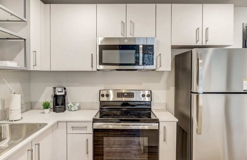 Downtown Lincoln Apartment | Frontdesk | 2 BR Apt near Memorial Stadium
