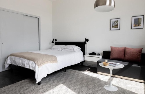 East Hyde Park Apartment | FRONTDESK Chic 1 BR Apt near 57th Street Beach