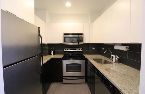 East Hyde Park Apartment | FRONTDESK Chic 1 BR Apt near 57th Street Beach