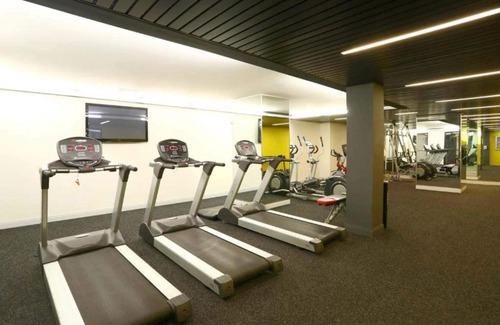 East Hyde Park Apartment | FRONTDESK Chic 1 BR Apt near 57th Street Beach