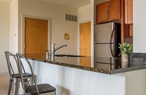 Yankee Hill Apartment | Frontdesk | Colorful 2BR Apt near the Lake