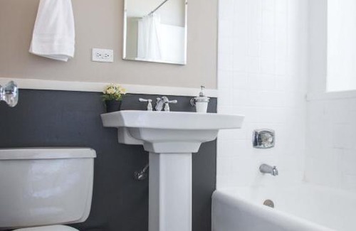 East Hyde Park Apartment | FRONTDESK Pleasant Studio Apt near South Shore