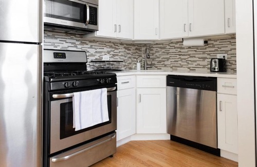 Roscoe Village Apartment | FRONTDESK Revamped 1 BR Apt with Laundry and Lake View
