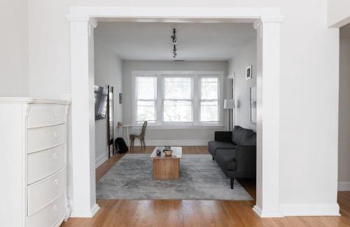 Roscoe Village Apartment | FRONTDESK Revamped 1 BR Apt with Laundry and Lake View