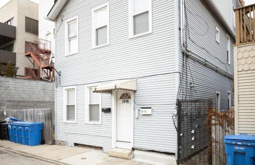Noble Square Apartment | FRONTDESK Updated 1BR Apt in River West