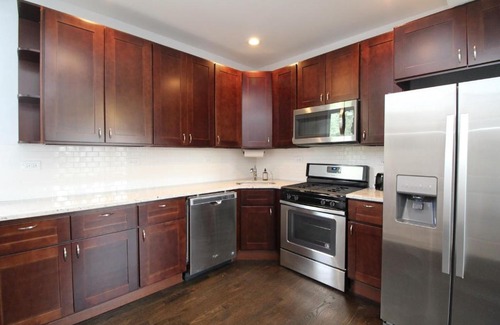 Ukrainian Village Apartment | FRONTDESK Updated 2 BR Apt with Full Kitchen