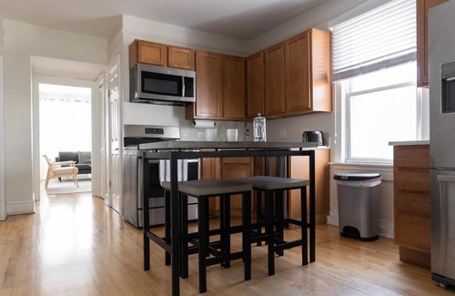 Bucktown Apartment | FRONTDESK Wicker Park 2 BR Apt with Courtyard