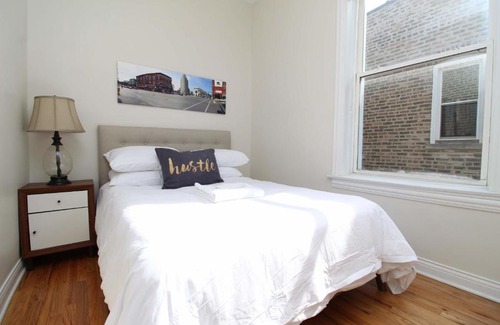 Ukrainian Village Apartment | FRONTDESK Wicker Park 2 BR Apt with Laundry