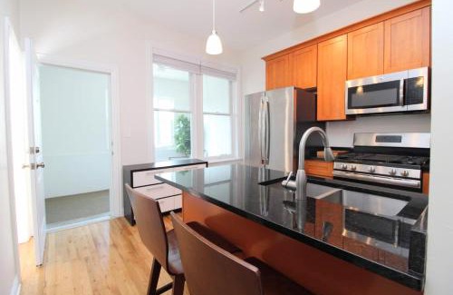 Ukrainian Village Apartment | FRONTDESK Wicker Park 2 BR Apt with Laundry