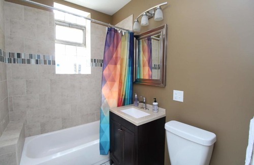 Ukrainian Village Apartment | FRONTDESK Wicker Park 2 BR Apt with Laundry