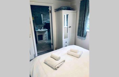 Oranmore Apartment | Fuchsia Apartment Tranquil Modern Seaside Apartment on the Wild Atlantic Way