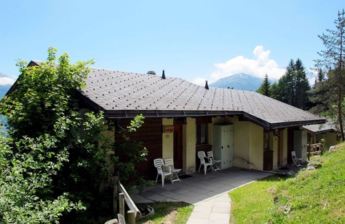 Vex House | Fuchsia by Interhome